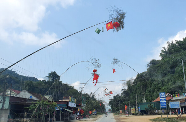 treo cây nêu trong nhà