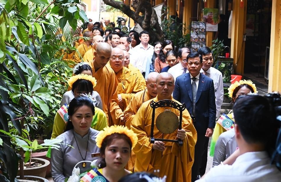 Hàng nghìn Phật tử tham dự Đại lễ Phật đản 2023 tại chùa Quán Sứ
