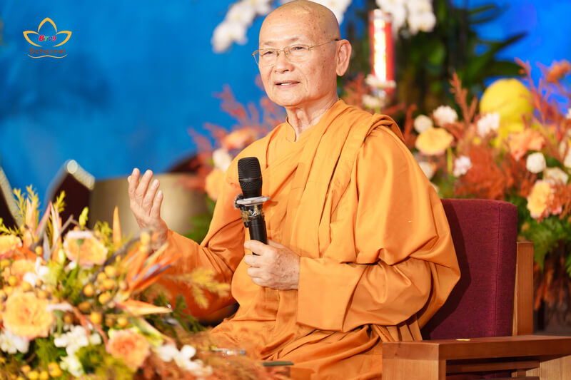 Hòa thượng Viên Minh thuyết pháp về “Thấy Biết Trọn Vẹn” tại chùa Long Hưng